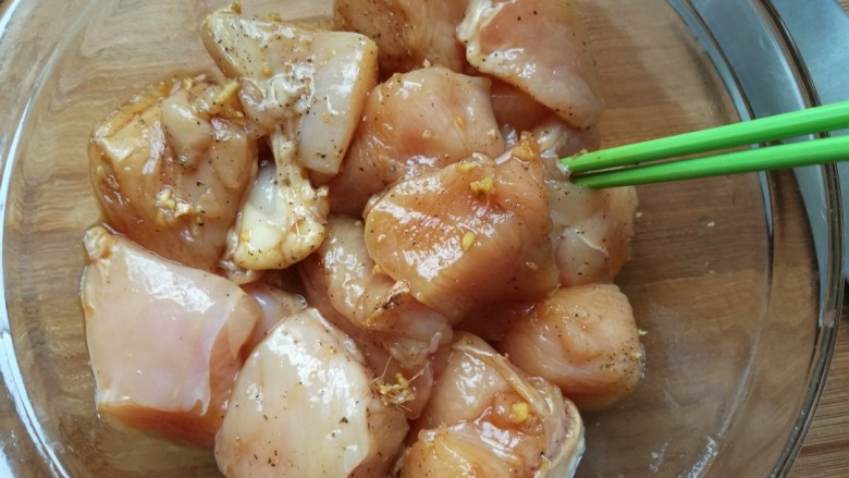 鸡肉泥沙拉,搅拌均匀,腌制一个小时