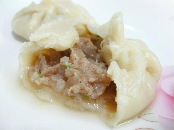 美味灌汤包,包好的包子咬开一个,香香的汤汁溢出来,忍不住分分钟消灭它。