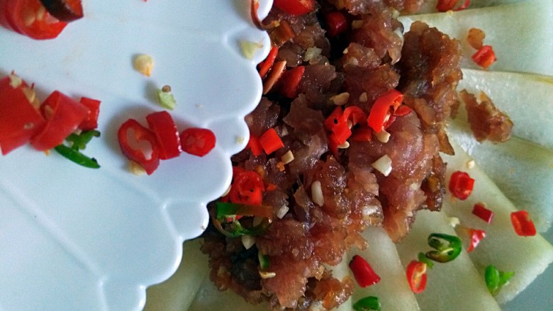 蚝油肉末冬瓜(微辣),撒适量切碎的小米椒