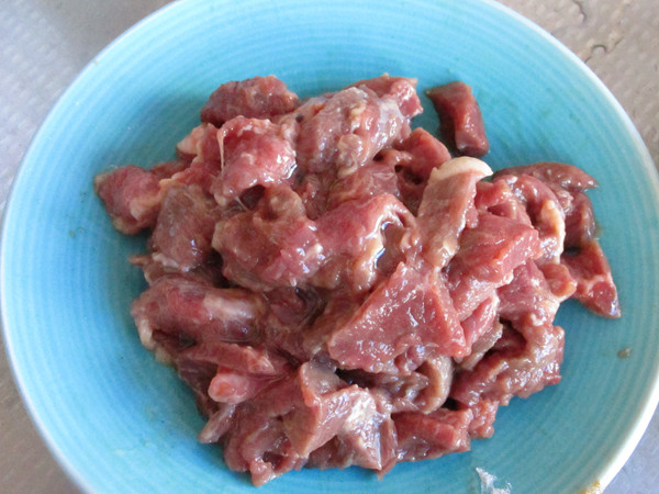炙子烤蜜汁牛肉,拌均匀,这样腌制处理过的牛肉,即可以放在肉片粘连,又可以充分锁住肉的水分,做好的牛肉会很嫩