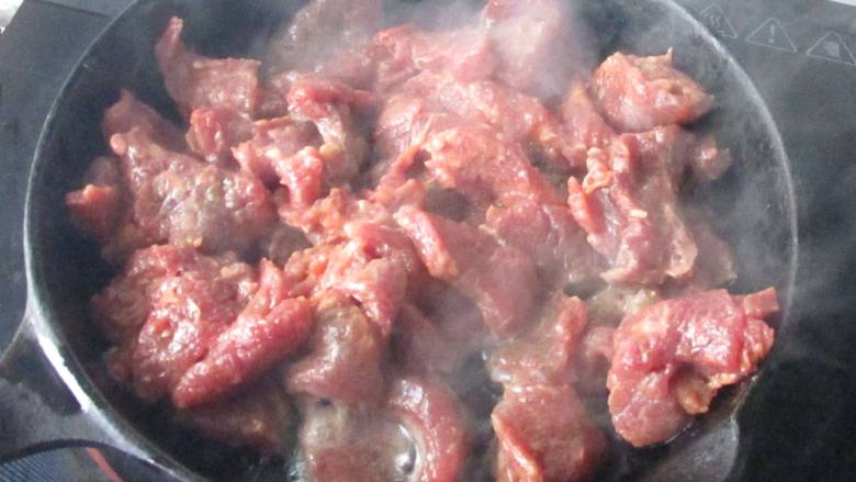 炙子烤蜜汁牛肉,如果没有炙子烤盘,就用这种很厚的铸铁平底锅也是可以的。锅烧热后倒入食用油,然后放入腌好的牛肉