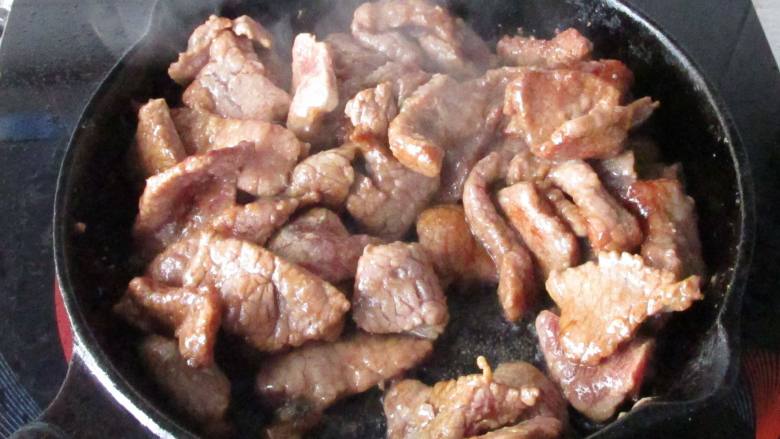 炙子烤蜜汁牛肉,用筷子翻一下,待肉稍变色