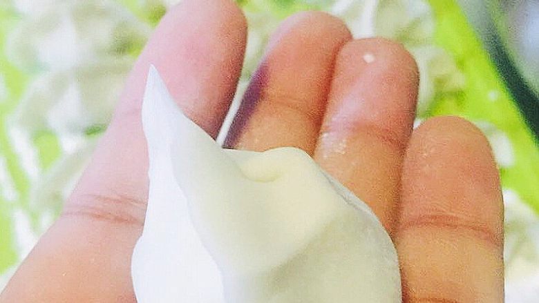 韭菜鸡蛋水饺,小胖猪出来了,装的馅很多,速度快,效率高,还蛮可爱的吧