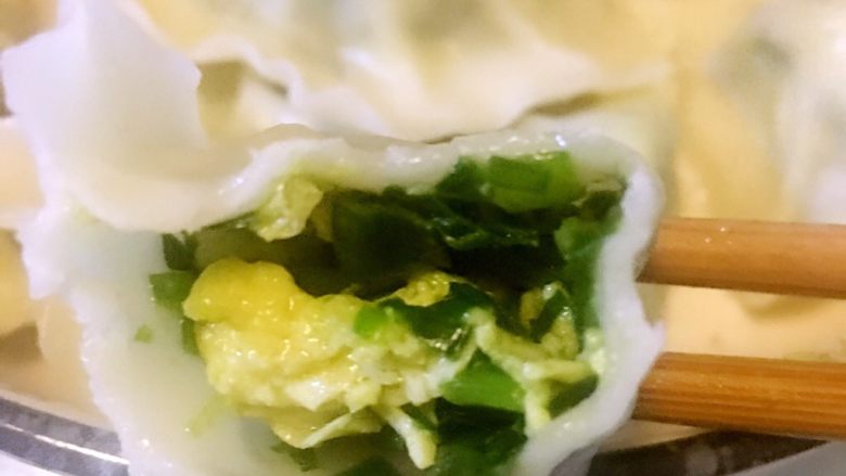 韭菜鸡蛋水饺,煮就不用教了吧,不是肉的,很好熟,水开5分钟就可以了,开吃吧,哈哈😄
