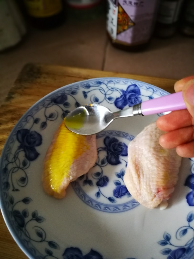盐焗鸡,把化好的栀子粉,按上方法均匀上色,有刷子最好。双面上色,鸡也是同样上色发。