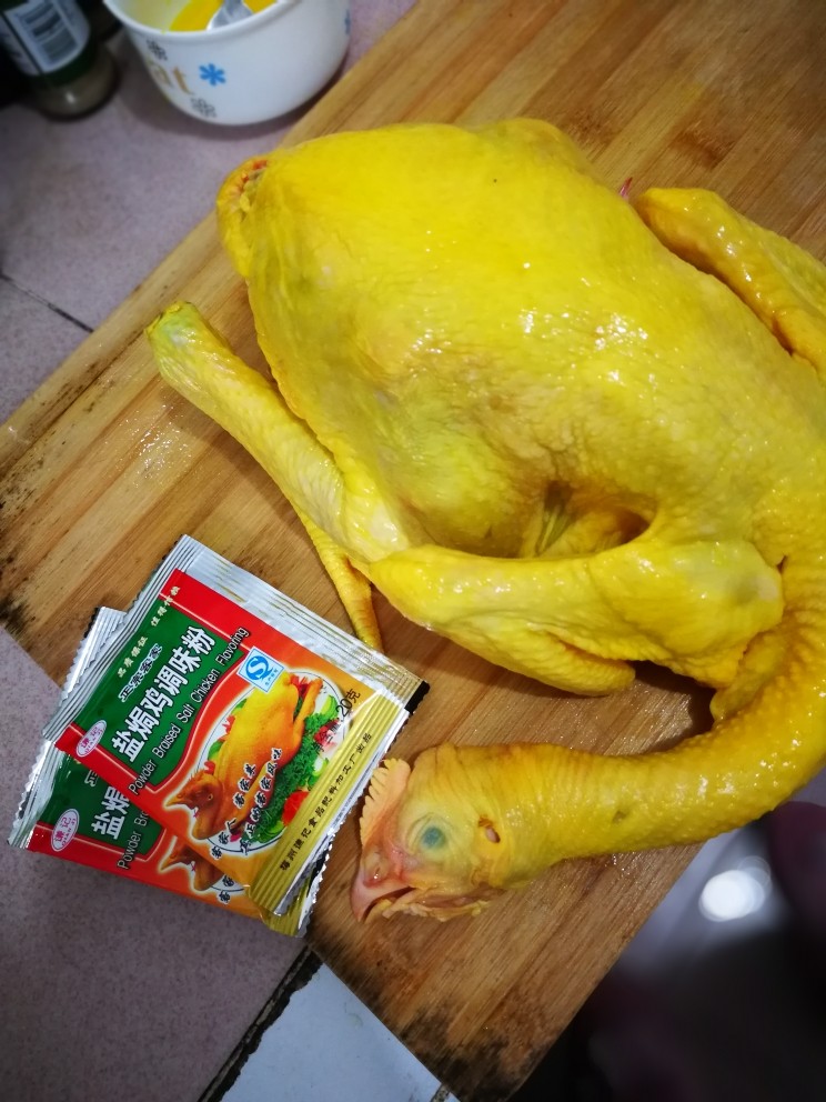 盐焗鸡,取40g<a style='color:red;display:inline-block;' href='/shicai/ 50968'>盐焗鸡粉</a>,均匀涂满整只鸡。
