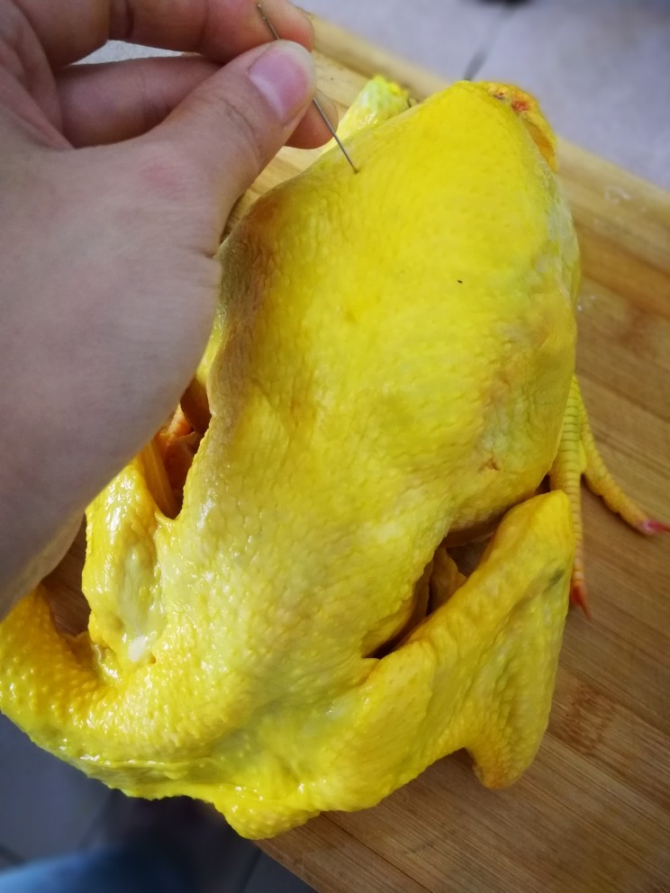 盐焗鸡,腌制之前,可用干净针将其戳些小洞,用牙签也可以的,这样方便入味,及蒸熟。
