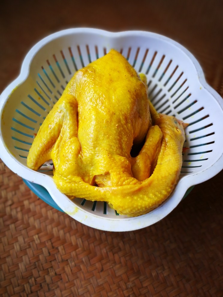 盐焗鸡,腌制完成后,在放于通风处,腌制1或2小时,如果腌制超过2小时可以用保鲜袋包好,放于冰箱冷藏。