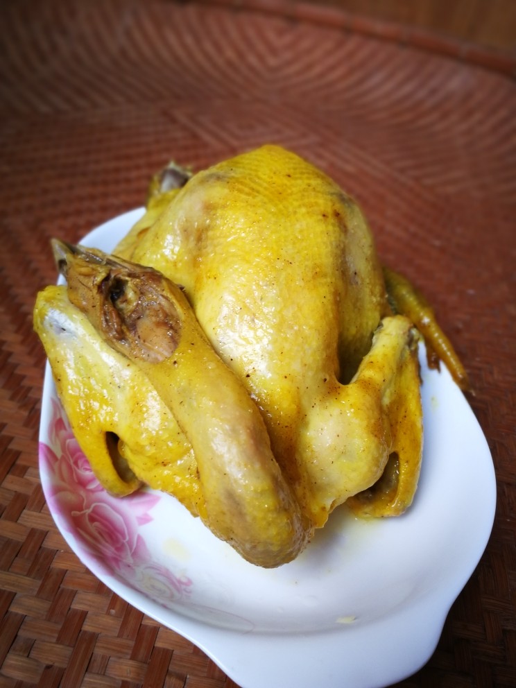 盐焗鸡,先大火蒸5-10分钟,在转小火蒸15-30分钟,时间长短取决于鸡的大小,蒸好出锅后,放凉,要吃前,可把鸡放于冰箱冷藏半小时,这样鸡皮会脆些。