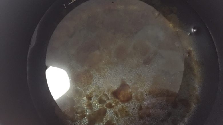 养颜酸奶拌桃胶,放入电饭锅,放入水,煮1小时