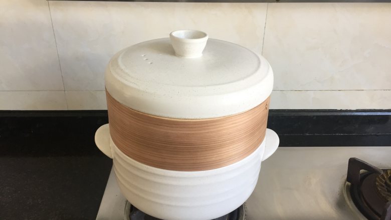 补血益气粥加蒸饺,盖上盖子,大火烧开上汽后转小火煮40分钟左右关火,粥里加入<a style='color:red;display:inline-block;' href='/shicai/ 3729'>白糖</a>拌匀即可;
