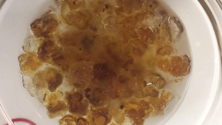 滋润养颜雪耳桂圆桃胶糖水,第一次泡发,变大了很多,而且有很多脏东西,用牙签挑出来
