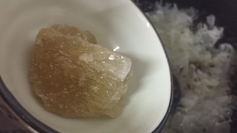 滋润养颜雪耳桂圆桃胶糖水,煲汤/粥程序倒数时间5分钟时,加入<a style='color:red;display:inline-block;' href='/shicai/ 866'>冰糖</a>,煮至程序结束即可
