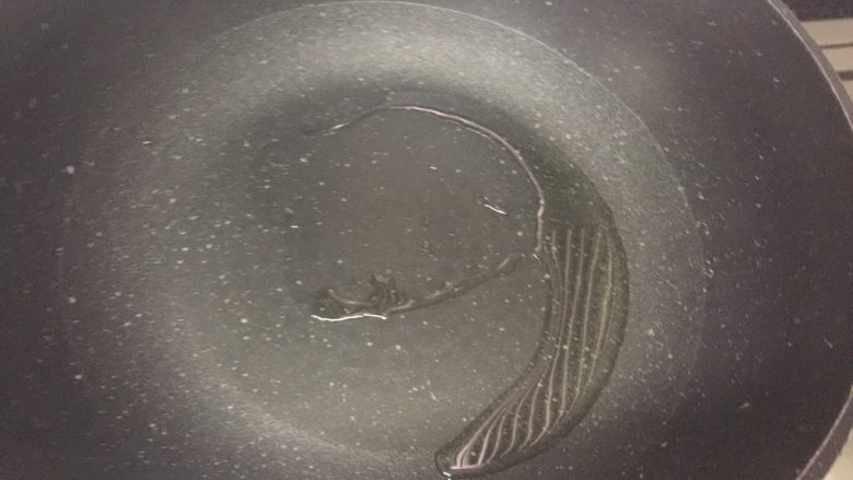 豉汁鱼腩,中火热锅,倒入油