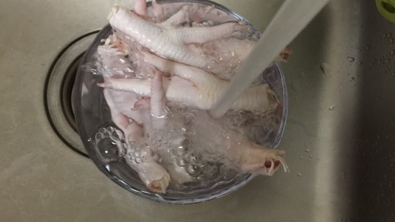 粤式茶点凤爪,洗干净去鸡指甲完成后,一分为二