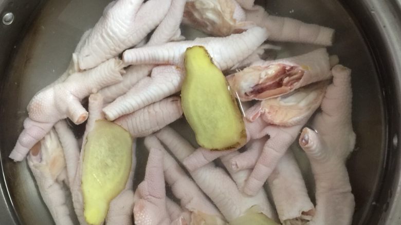 粤式茶点凤爪,放入锅里后,盖子盖上等待煮开