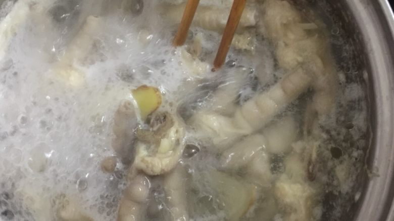 粤式茶点凤爪,全部倒入后,用筷子搅拌几下,盖上煮5分钟