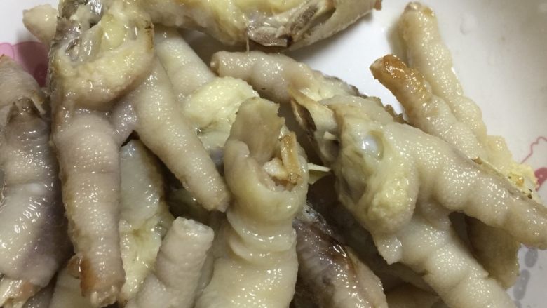 粤式茶点凤爪,油炸好了,拿干净的锅,加入适量的清水,把鸡爪倒入泡3小时