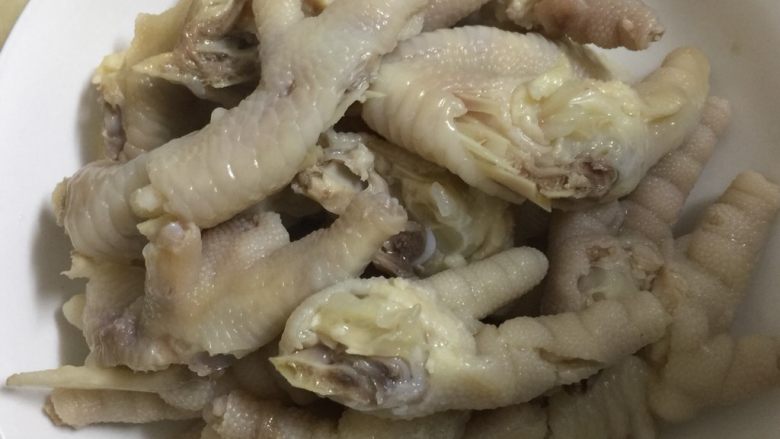 粤式茶点凤爪,5分钟时间到后,就捞起锅放入盘子备用