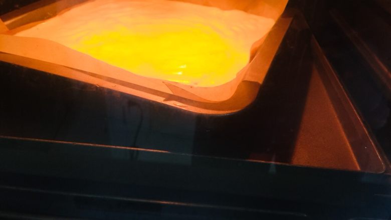 古早味😋🍰蛋糕
汤面法,水浴法:用一个大于蛋糕模具的模具装入凉水 把蛋糕模具放在水中 同时放进预热好的烤箱中 150度50分钟