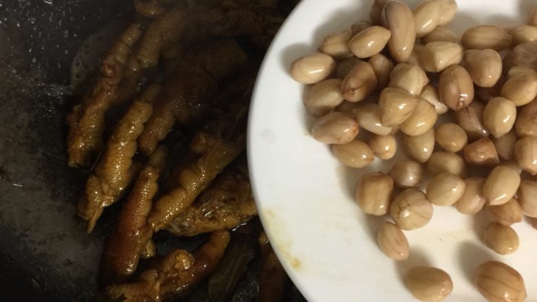 粤式茶点凤爪,加入泡了三小时的花生一起翻炒,另外拿个小碗放入一勺子的<a style='color:red;display:inline-block;' href='/shicai/ 788'>生抽</a>、一勺子的白砂糖