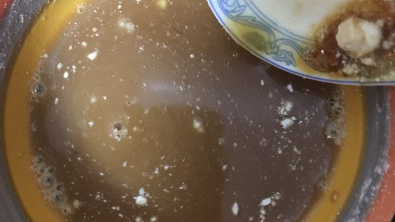 粤式茶点凤爪,再倒入2勺子的清水,搅拌均匀倒入锅里,翻炒2分钟,起锅放入盘子里