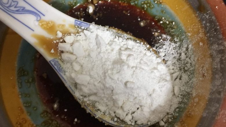 粤式茶点凤爪,放入淀粉后,用勺子搅拌均匀不生块