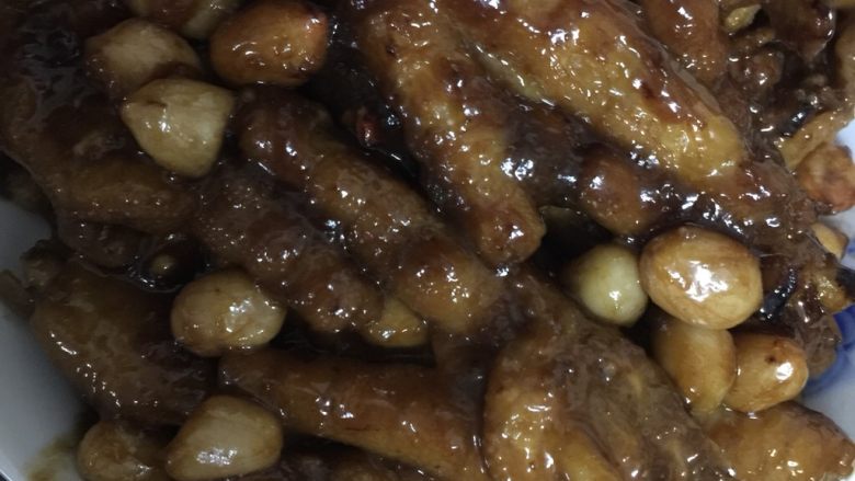 粤式茶点凤爪,盛盘子后,再用锅加入适量的水,放下去蒸10分钟