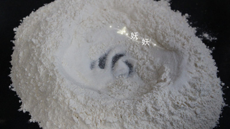 毛毛虫面包,将面包体里的面粉,糖,盐倒在台面上。
