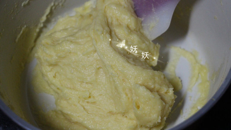 毛毛虫面包,少量多次加入面糊,每一次加入都要等上一次充分搅匀了以后再加入。