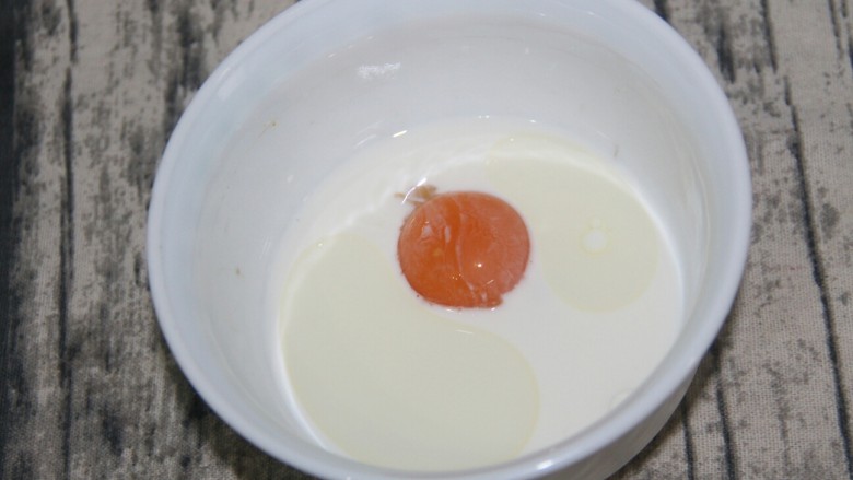 原味松饼,蛋黄和牛奶,还有5g<a style='color:red;display:inline-block;' href='/shicai/ 857'>植物油</a>,混合在一起