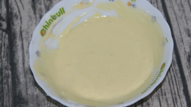 原味松饼,分两次和蛋黄糊混合均匀,和戚风蛋糕的做法差不多