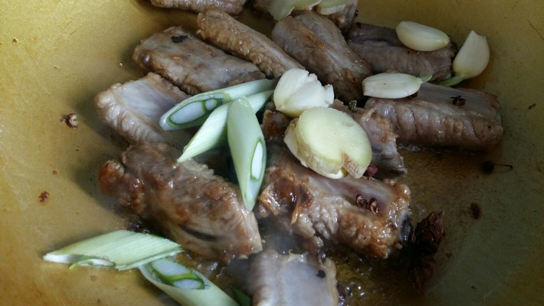 可以让你吮指的糖醋排骨,倒入所有的调味料,小火翻炒使香料的香味炒出来。