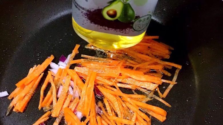 【豆腐肉末蒸蛋】12m+,锅底淋入黑芝麻牛油果油翻炒洋葱末、胡萝卜丝,