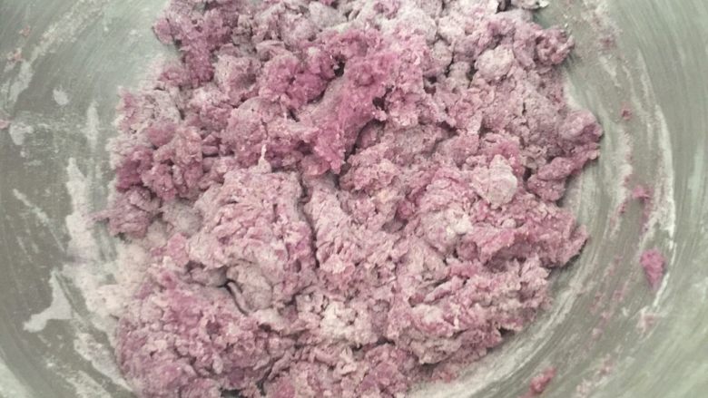 奶香紫薯迷你吐司,加入奶和鸡蛋,搅成絮状,开启厨师机和面程序5分钟