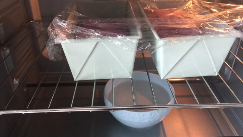奶香紫薯迷你吐司,放入模具,烤箱里进行2发
调制发酵功能,38度,底下放一碗开水,发酵45分钟
发酵完成后180度预热烤箱,在吐司表面擦一层牛奶
180度入烤箱烤20分钟,烤至6分钟左右盖上锡纸
