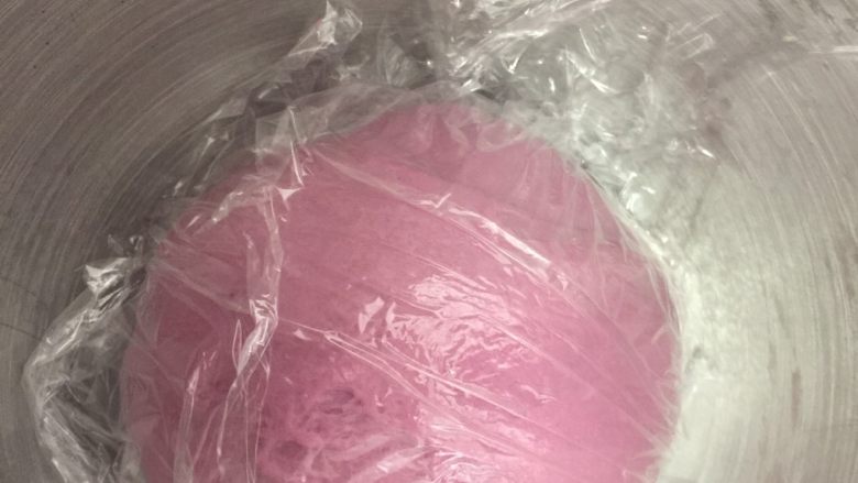 奶香紫薯迷你吐司,盖上保鲜膜进行1发