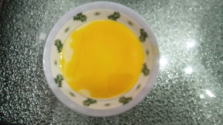 炼奶小馒头(烤箱版),一个<a style='color:red;display:inline-block;' href='/shicai/ 9'>鸡蛋</a>留出半个蛋黄一点蛋白搅拌均匀用于涂面,余下的用于揉面。