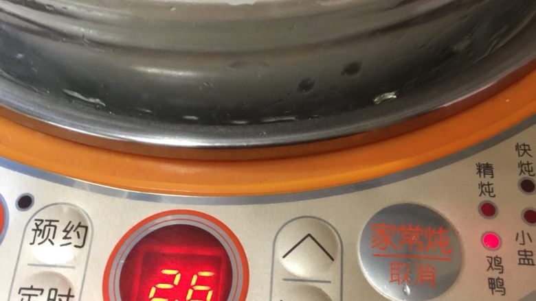 红枣西洋参鸡汤,放入炖锅隔水炖煮,启动鸡鸭模式。
