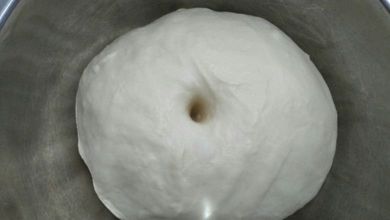 炼奶小馒头(烤箱版),面团发酵到原来的两倍大,用湿手指在中间插个孔四周没回缩面就发好了。