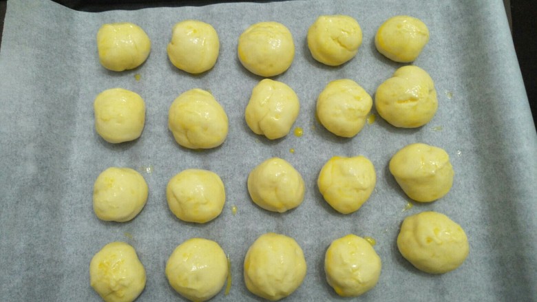 炼奶小馒头(烤箱版),在发酵好的馒头胚子上涂一层蛋黄液,喜欢颜色深的可以多涂一次。放入预热好的150度烤箱烤18分钟。烤箱温度根据自家烤箱温度调节。