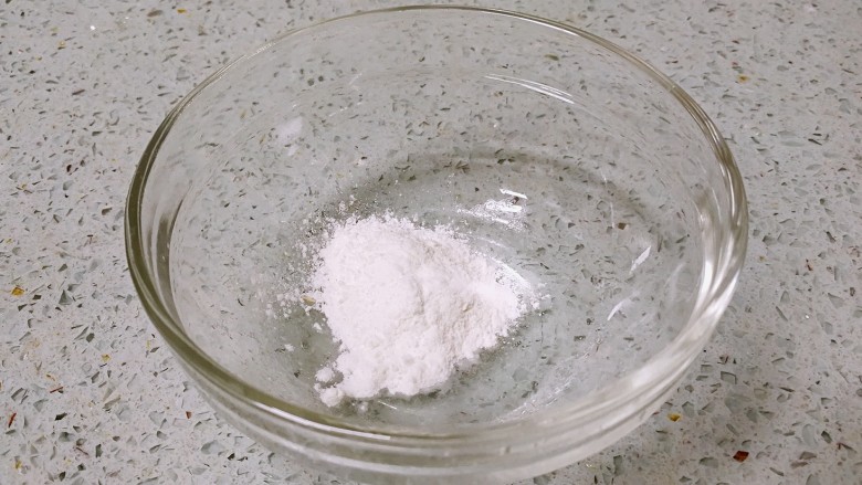 奶油蘑菇培根意粉,取一小碗,装约5克面粉。