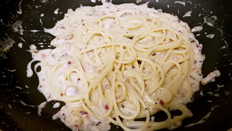 奶油蘑菇培根意粉,直接倒入酱汁中,拌匀,让意粉充分吸收酱汁。