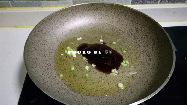 照烧年糕,放入照烧酱翻炒;