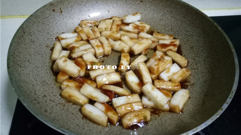 照烧年糕,放入年糕,裹上照烧酱;