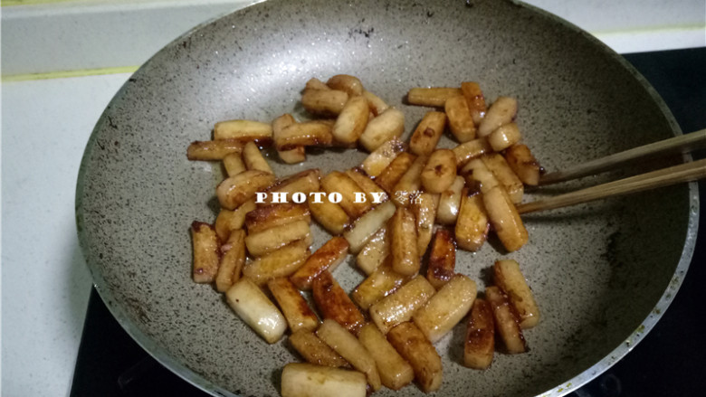 照烧年糕,调入适量盐;