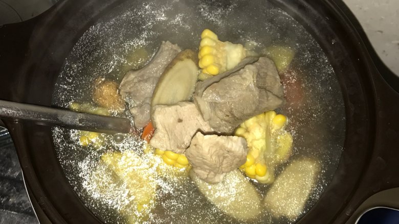 玉米胡萝卜牛蒡汤, 然后再把汤料和水倒入,因为电炖锅已预热,如果一次把汤料倒入,水会溅出来。