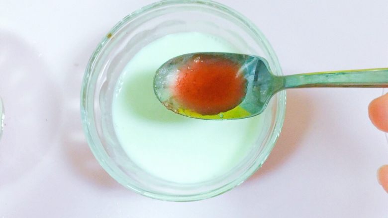 浪漫樱花●椰奶草莓双色双味布丁@@小白快手秒成,用小勺取少量红曲米的红水,放入草莓味的牛奶中,边加边搅拌,然后再加再搅拌