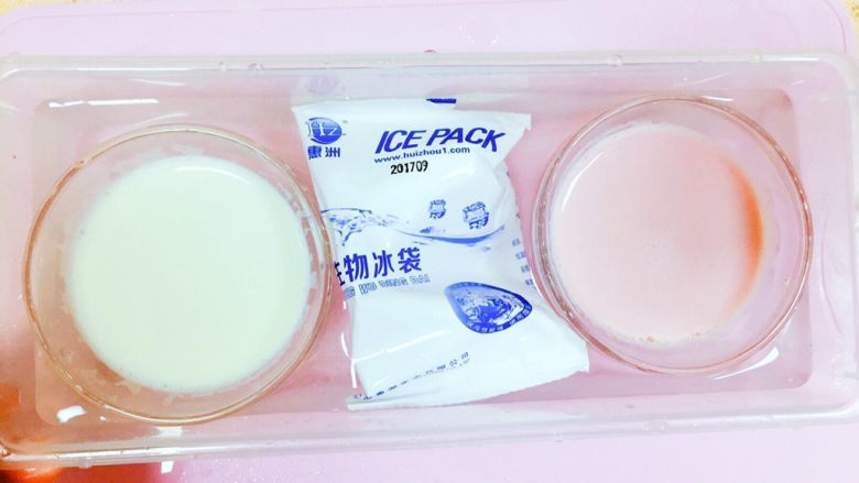 浪漫樱花●椰奶草莓双色双味布丁@@小白快手秒成,拿一个容器装一些冰块或者冰袋,制造出来比较冰的水,讲俩杯奶浸泡在冰水里,帮助容器快速降温。