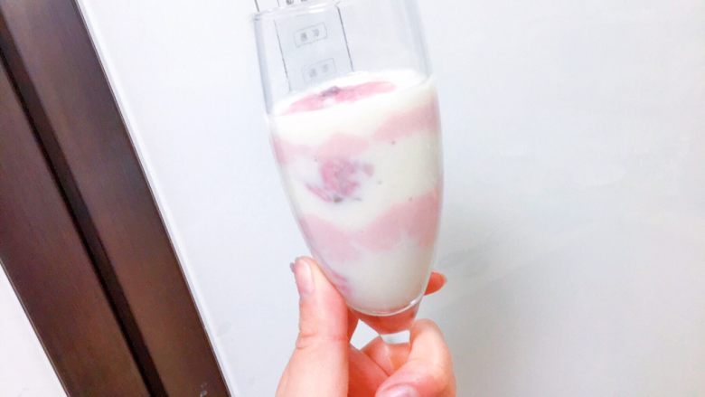 浪漫樱花●椰奶草莓双色双味布丁@@小白快手秒成,Ok了,包上保鲜膜,放进冰箱里冷藏10分钟,就可以马上享用美味的布丁了!冷藏口感更好。